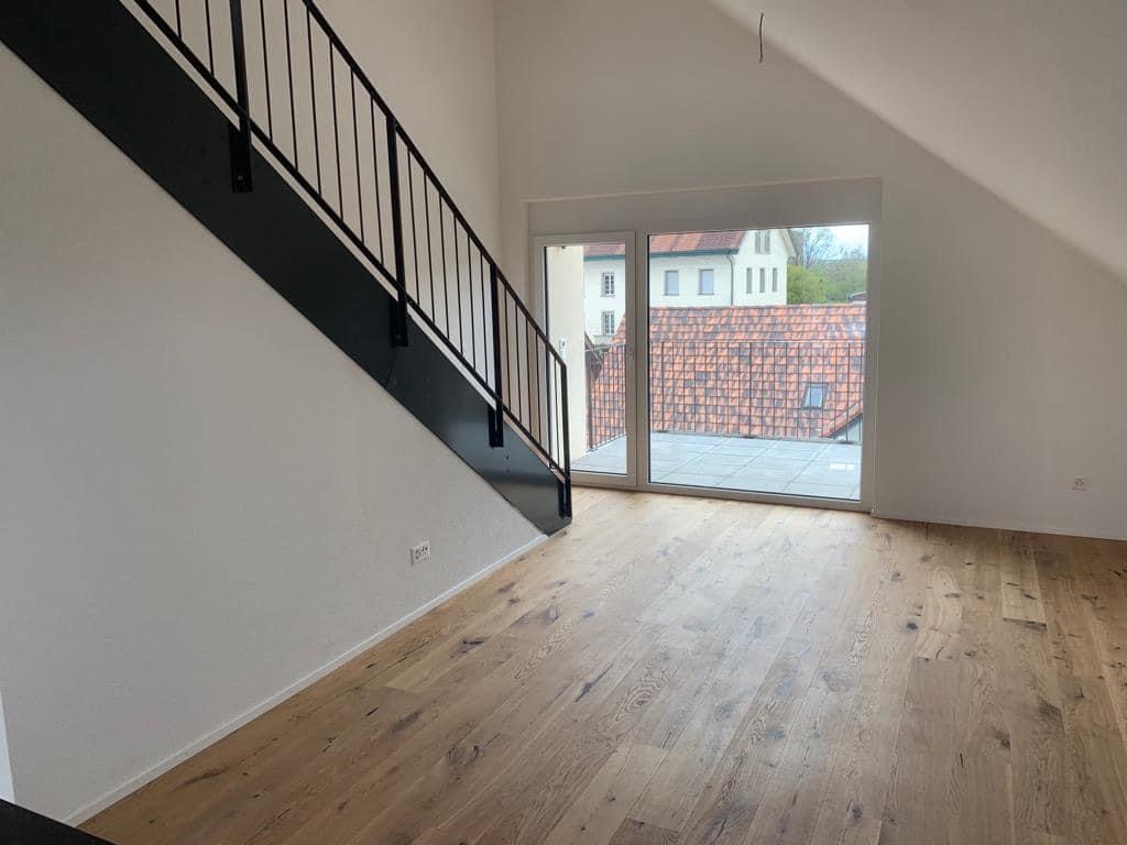 Baufirma Zürich — Maisonette mit Galerie und Sichtbeton-Küchenblock, Totalsanierung MFH Ennetbaden