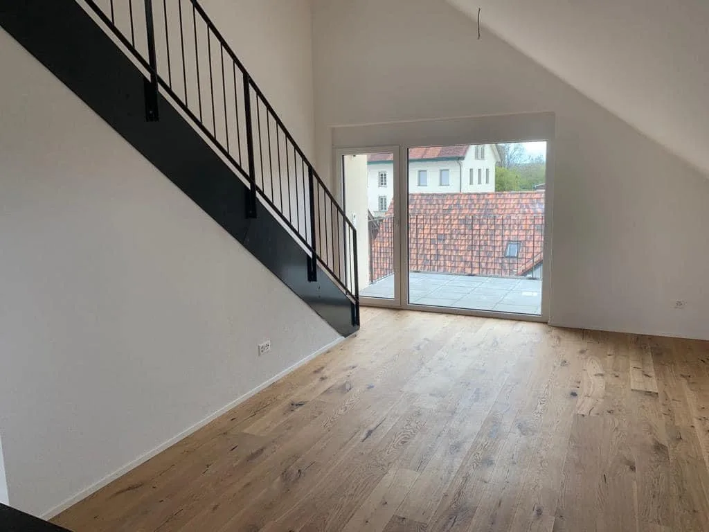 Baufirma Zürich — Maisonette mit Galerie und Sichtbeton-Küchenblock, Totalsanierung MFH Ennetbaden